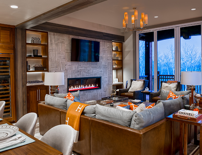 Note the Hermes blanket (Click to Buy)