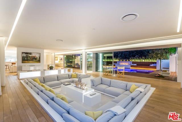 This image has an empty alt attribute; its file name is 7beb3122e52804d262bcabf13d3ebc87l-m126369776od-w1024_h768.jpg