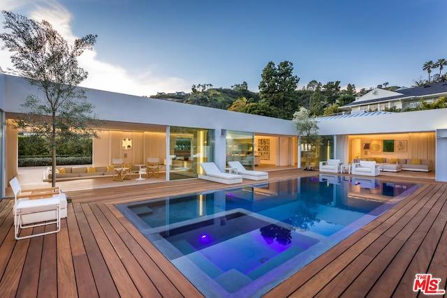 This image has an empty alt attribute; its file name is 7beb3122e52804d262bcabf13d3ebc87l-m1918695022od-w1024_h768.jpg