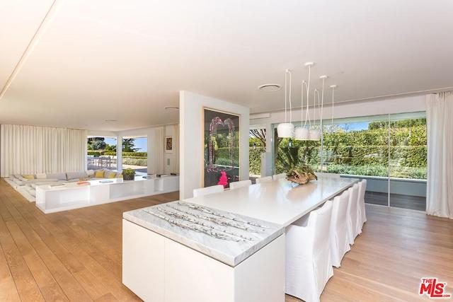 This image has an empty alt attribute; its file name is 7beb3122e52804d262bcabf13d3ebc87l-m3172410936od-w1024_h768.jpg