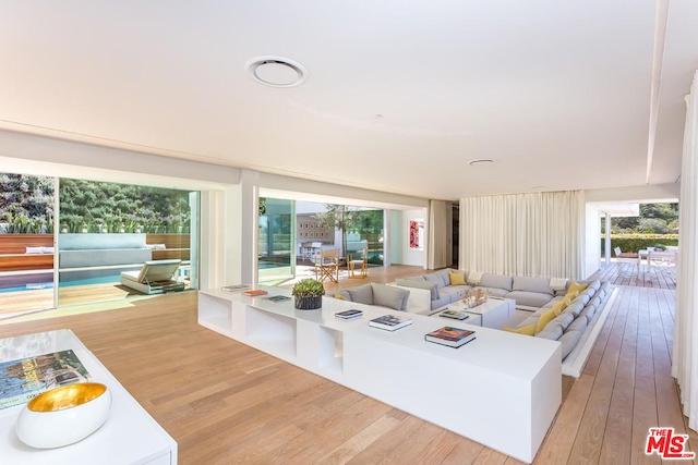 This image has an empty alt attribute; its file name is 7beb3122e52804d262bcabf13d3ebc87l-m3799312750od-w1024_h768.jpg