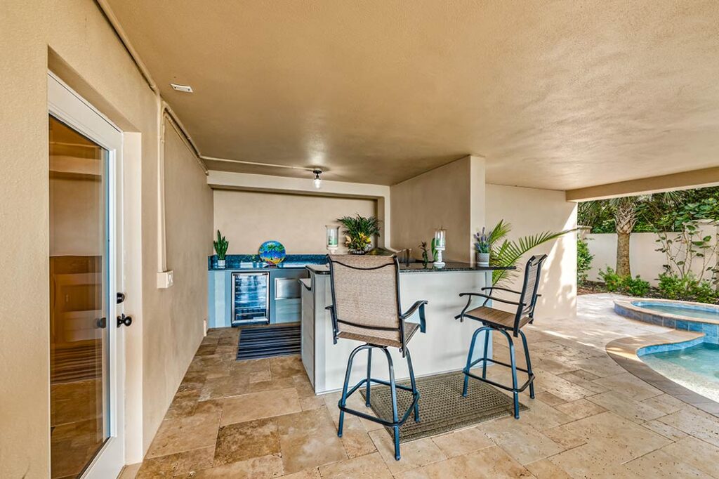 outdoor kitchen and bar