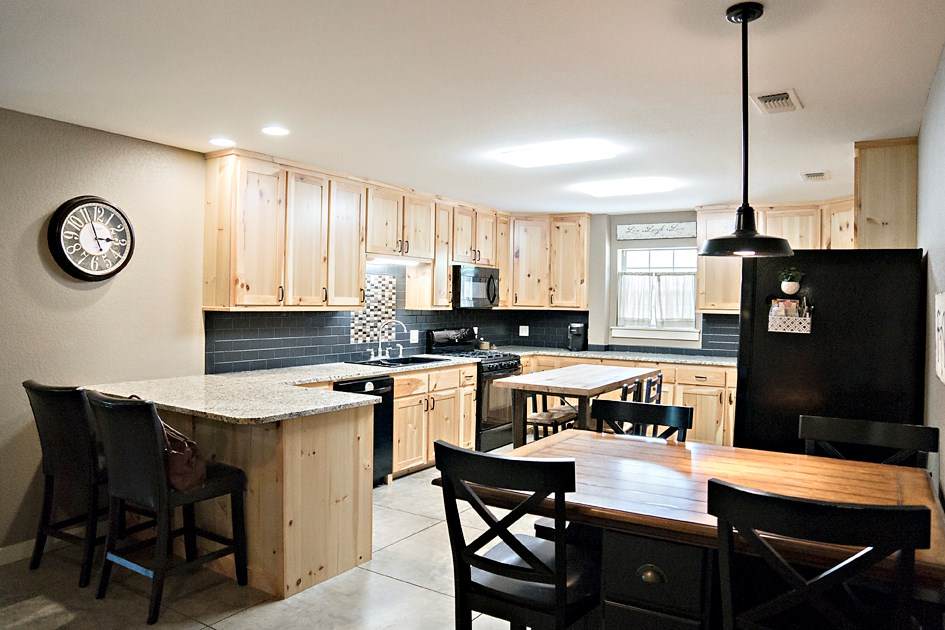 This image has an empty alt attribute; its file name is kitchen.jpg