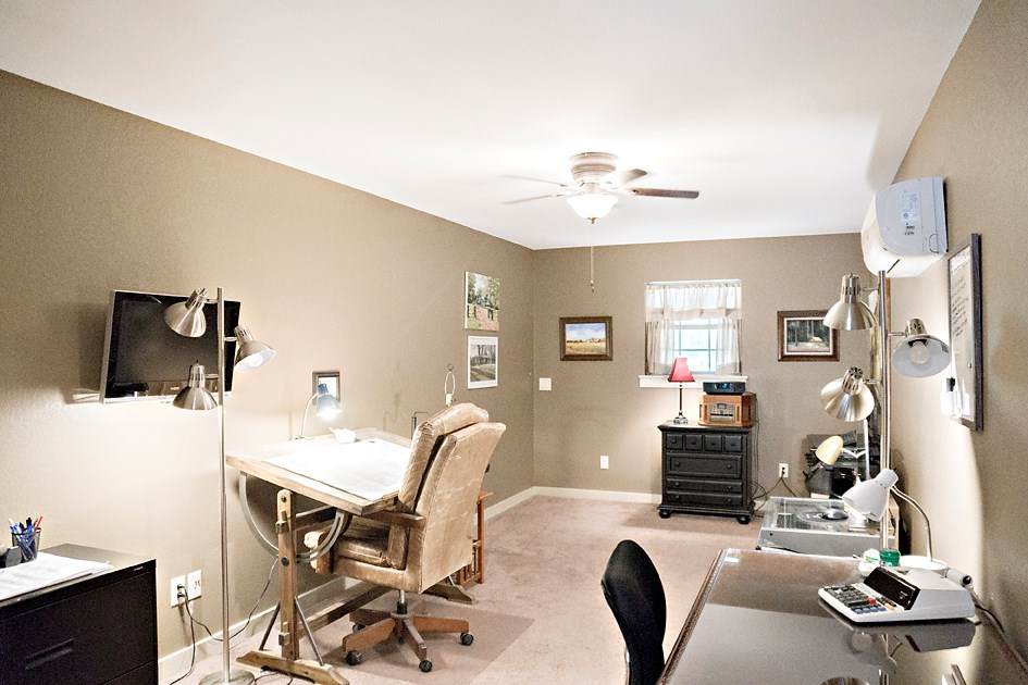 This image has an empty alt attribute; its file name is office.jpg